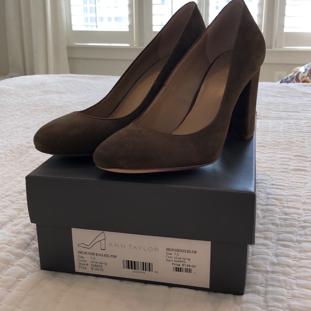 Olive Suede AT size 7.5 NWT
